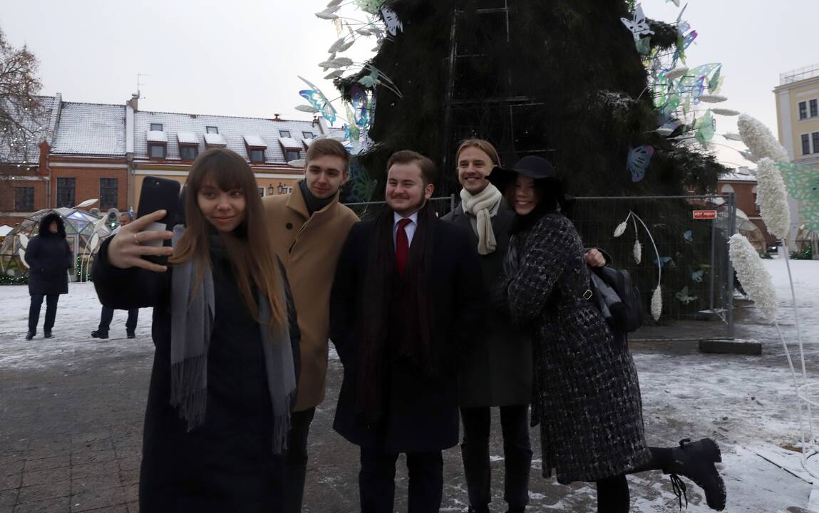 Kauno Rotušės aikštėje padegta miesto Kalėdų eglė