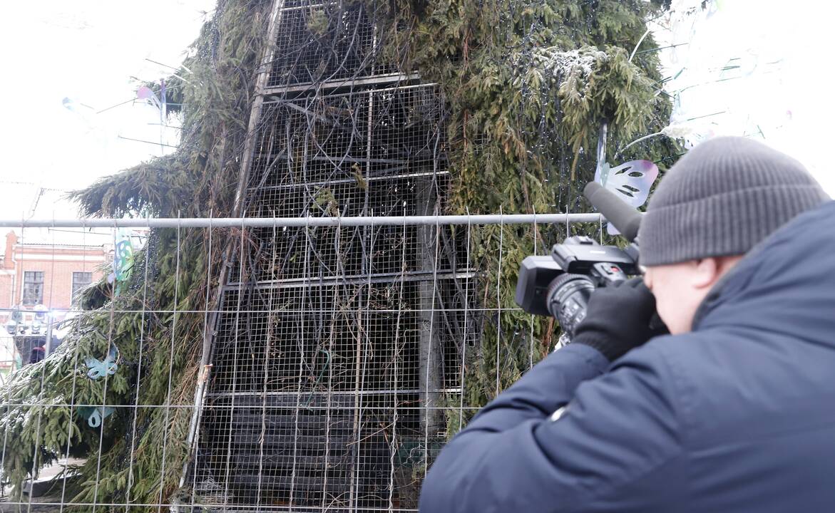 Kauno Rotušės aikštėje padegta miesto Kalėdų eglė