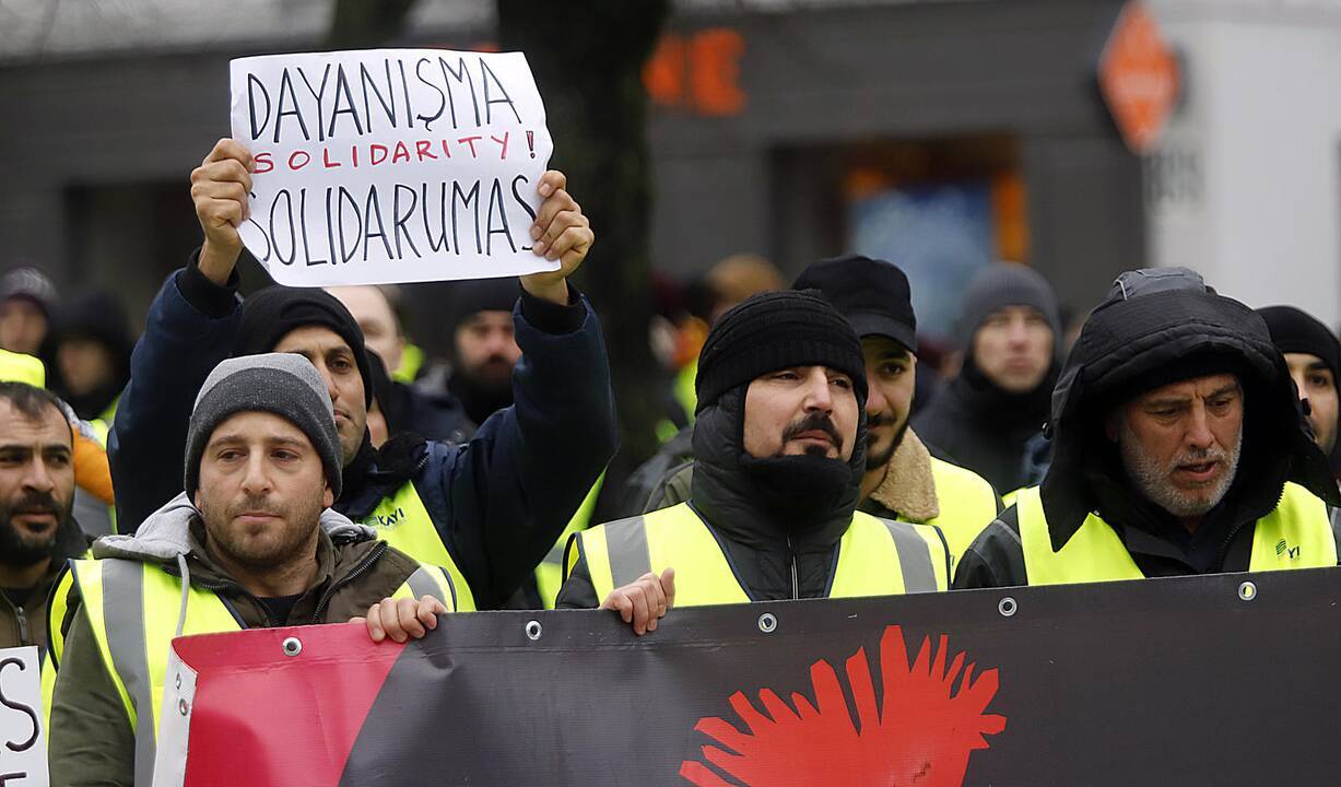 S. Dariaus ir S. Girėno stadioną stačiusių turkų protesto akcija