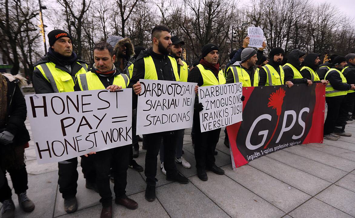 S. Dariaus ir S. Girėno stadioną stačiusių turkų protesto akcija