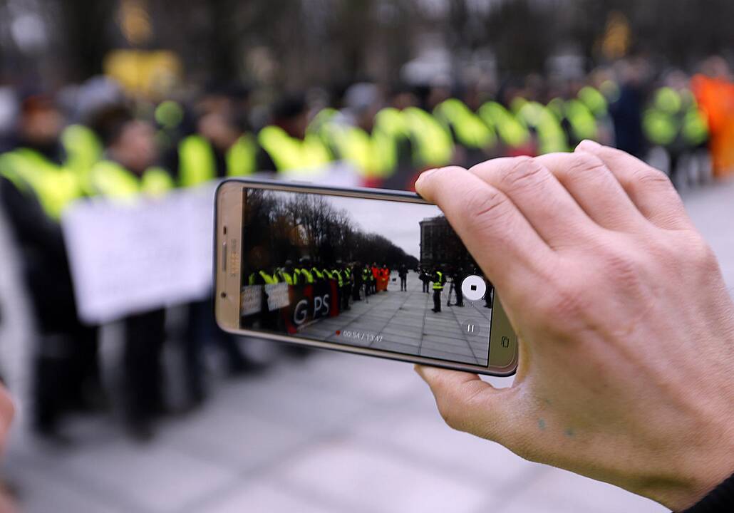 S. Dariaus ir S. Girėno stadioną stačiusių turkų protesto akcija