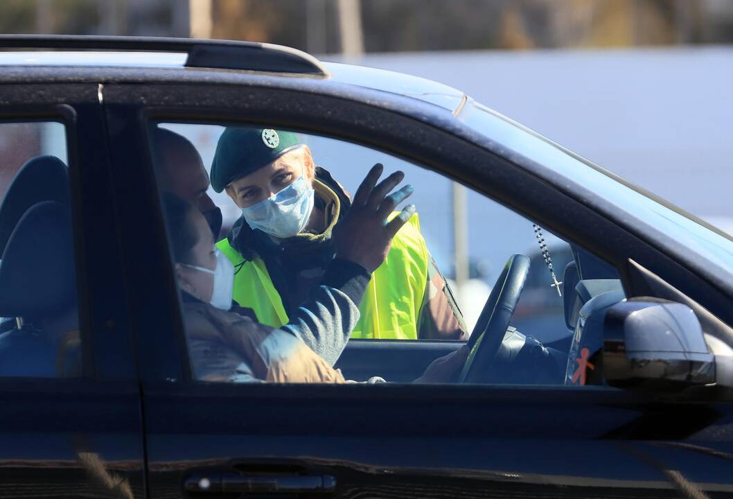 Automobilių patikra prie įvažiavimo į Kauną