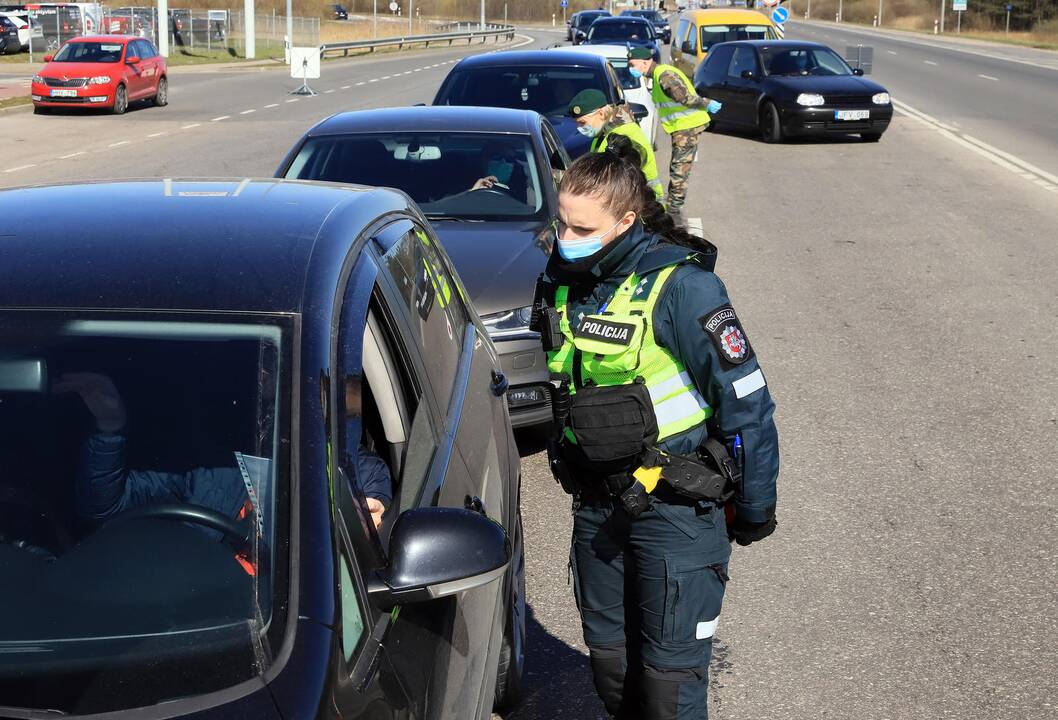 Automobilių patikra prie įvažiavimo į Kauną