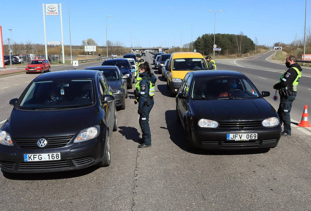 Automobilių patikra prie įvažiavimo į Kauną