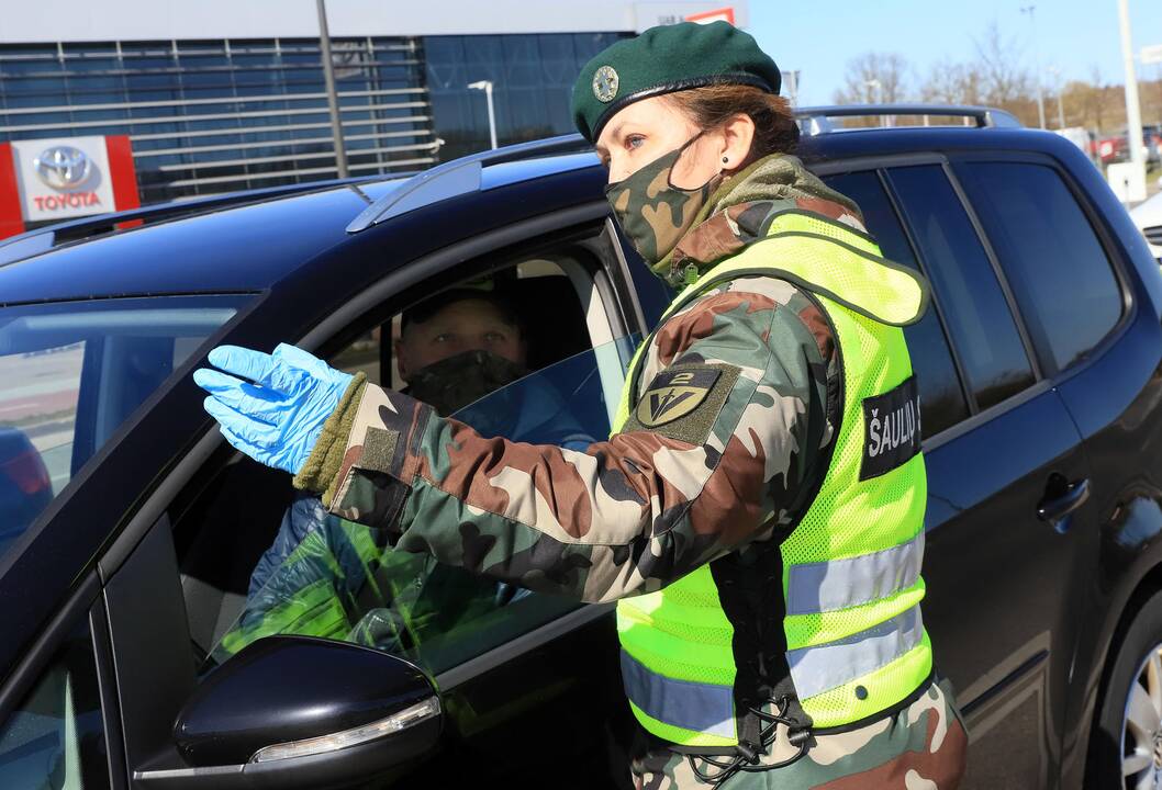 Automobilių patikra prie įvažiavimo į Kauną