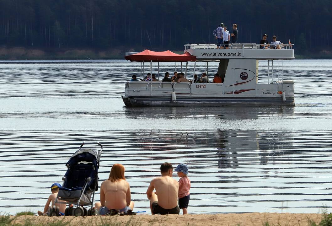 Kauniečiai gelbėjasi nuo karščio