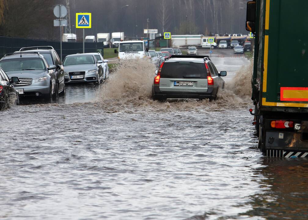 Pavasarinė liūtis skalauja Kauną: kai kurios gatvės – sunkiai pravažiuojamos  