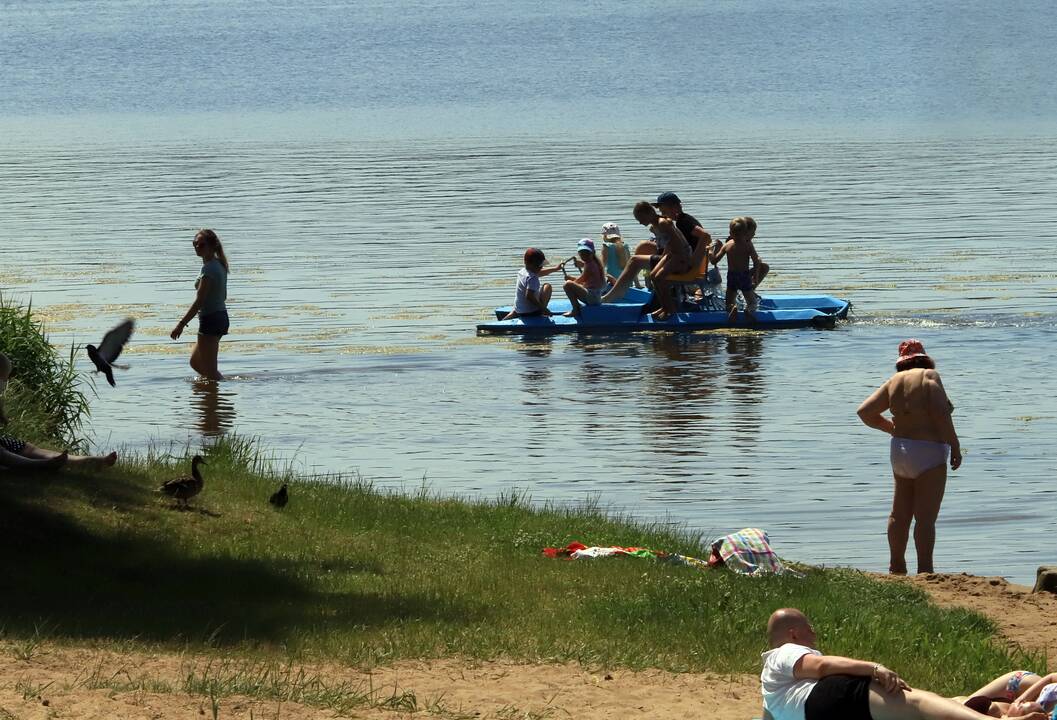 Kauniečiai gelbėjasi nuo karščio