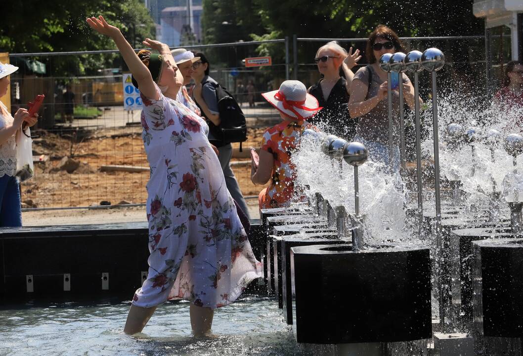 Kauniečiai gelbėjasi nuo karščio