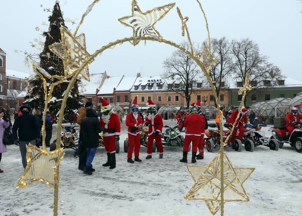 Kauno gatvėse pasklido ratuoti Kalėdų Seneliai 