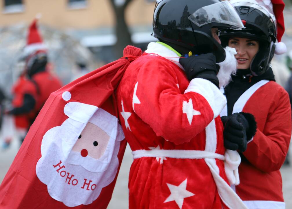 Kauno gatvėse pasklido ratuoti Kalėdų Seneliai 