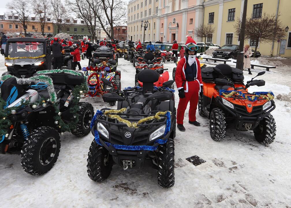 Kauno gatvėse pasklido ratuoti Kalėdų Seneliai 