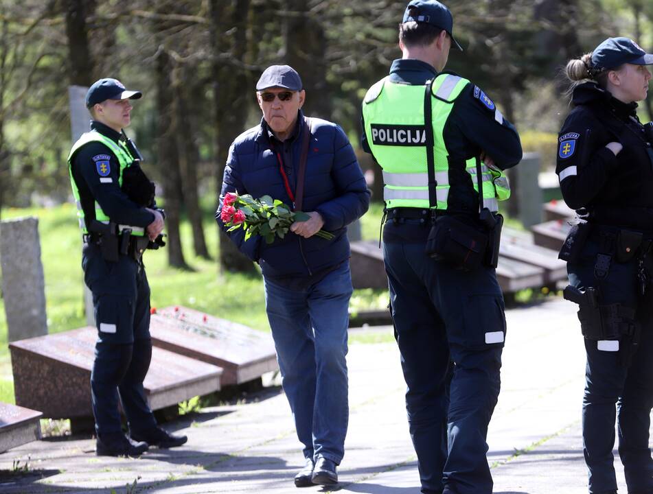 Provokacija Kauno kapinėse: ant medžių – draudžiami naudoti simboliai