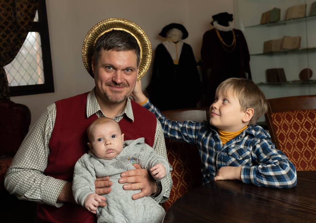 Turtas: auksiniais antrankiais juokais savo keturis vaikučius vadinantys I. ir V.Vobolevičiai dar neapsisprendę, ar Dievulio prašys penktojo.