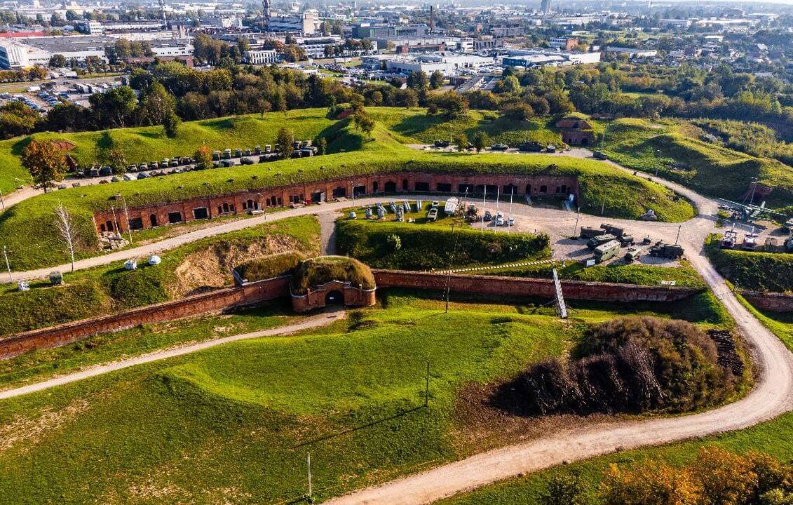 Įdomu: ekspozicijoje – 150 eksponatų, pritaikytų važiuoti, plaukti, skristi, stebėti dangų, naikinti priešą.