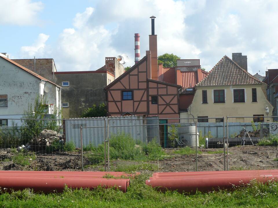 Uždarė: rangovai Aukštojoje gatvėje pradėjo ardyti dangą, ruošiamasi požeminiams darbams. Čia suplanuota statyti dviejų aukštų su mansarda viešbutį.