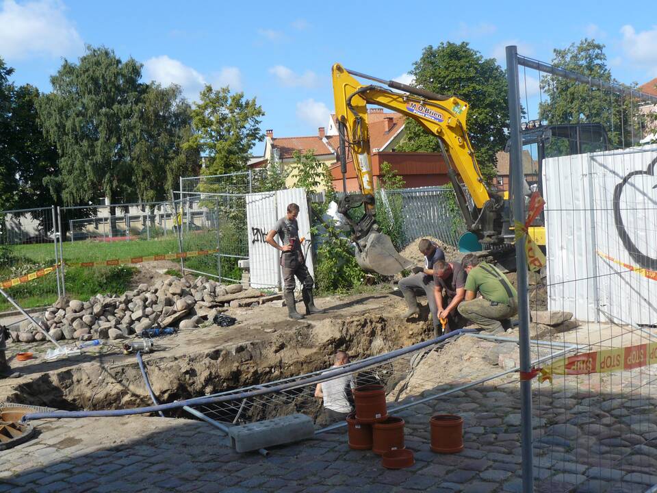 Uždarė: rangovai Aukštojoje gatvėje pradėjo ardyti dangą, ruošiamasi požeminiams darbams. Čia suplanuota statyti dviejų aukštų su mansarda viešbutį.