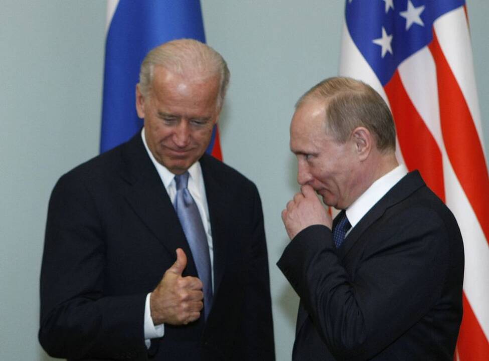 Joe Bidenas ir Vladimiras Putinas 2011 m. buvo susitikę Maskvoje