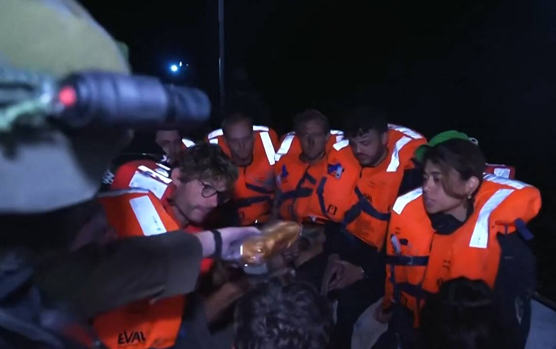 Aktyvistai iš sulaikyto laivo, kuris plaukė į Gazą, laukia deportacijos