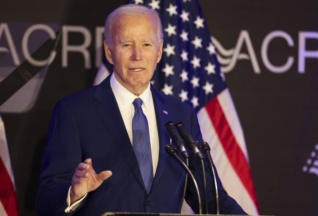 Bidenas: spausdamas Ukrainą, Trumpas pataikauja Putinui