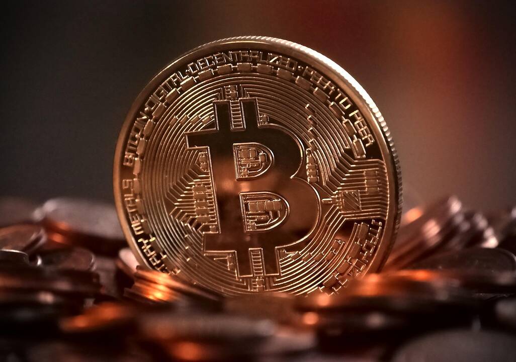 Bitkoinas vėl perkopė 100 tūkst. JAV dolerių kartelę