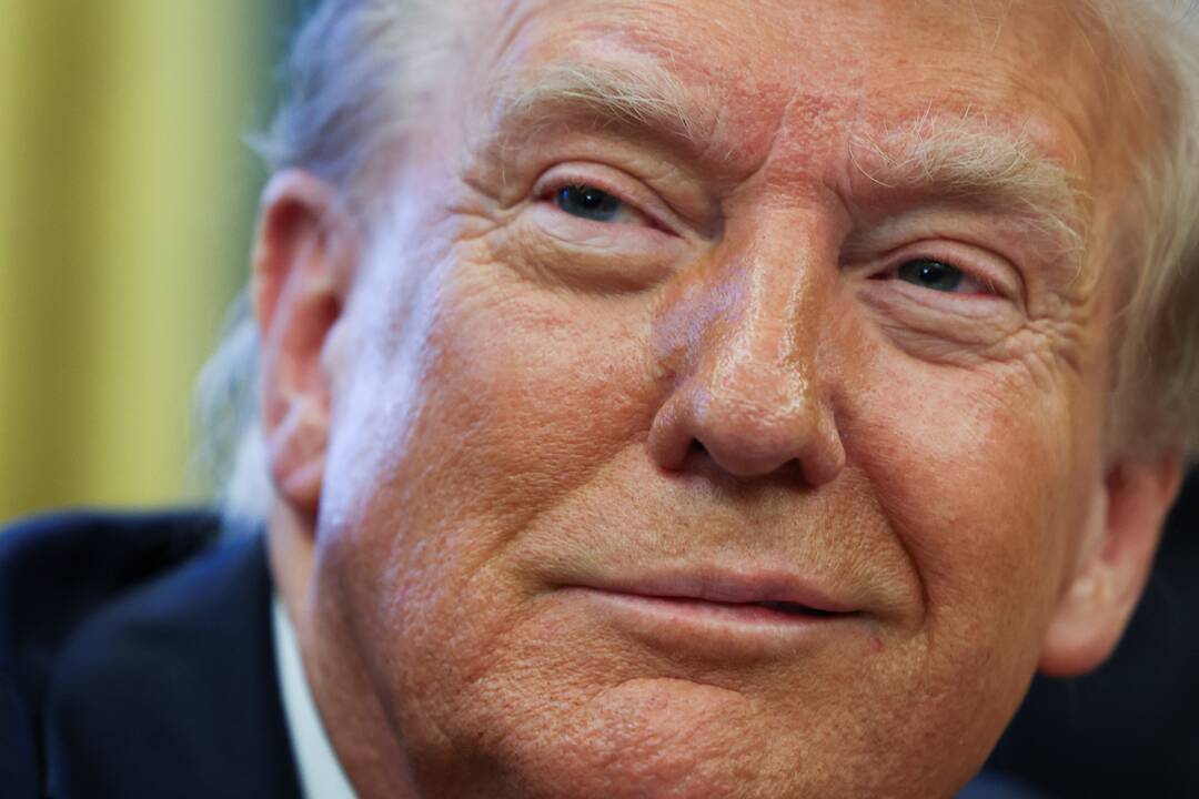 Trumpas grasina paduoti į teismą anoniminius šaltinius naudojančius autorius