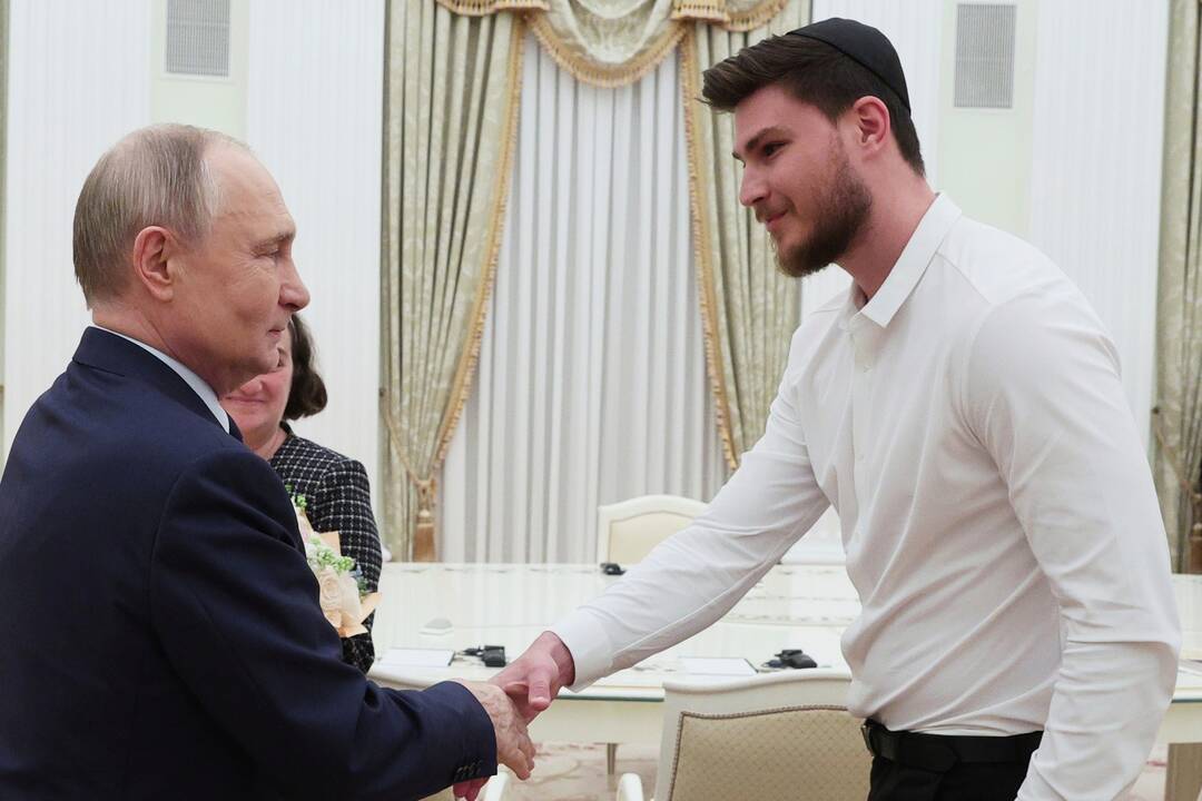 Putinas susitiko su „Hamas“ paleistu įkaitu