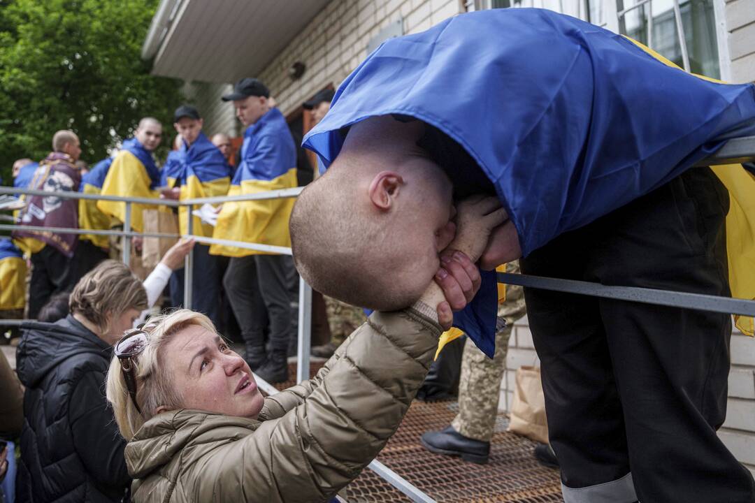 Ukraina patvirtino įvykus pirmąjį didelio apsikeitimo belaisviais su Rusija etapą