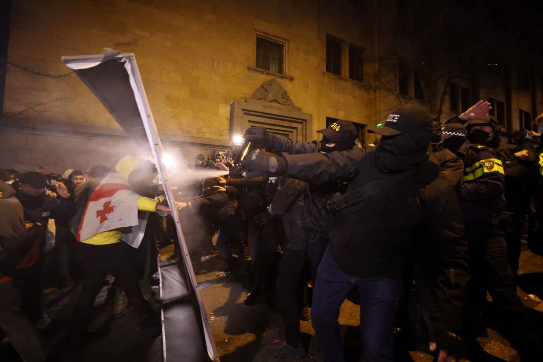 Tbilisyje protestuotojai susirėmė su policija