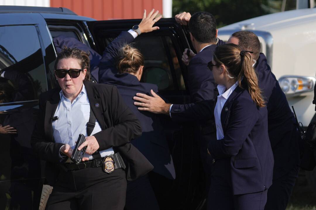 JAV dešinieji nusitaikė į D. Trumpą saugojusias Slaptosios tarnybos agentes moteris