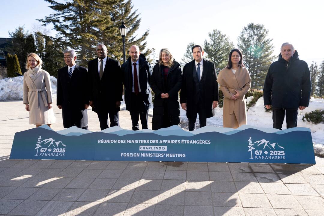 G-7 bendrame pareiškime sako tvirtai remiantis Ukrainos teritorinį vientisumą