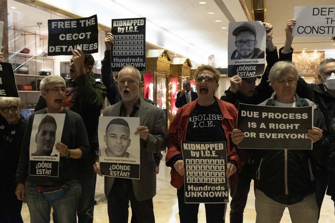 Protestuotojai prie dangoraižio „Trump Tower“: grąžinkite juos namo!