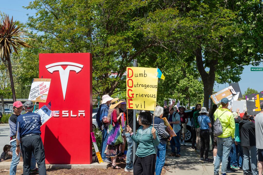 „Tesla“ pirmojo metų ketvirčio pelnas krito 71 procentu
