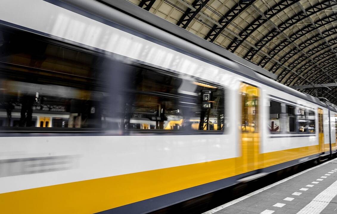 Neįtikėtina: vyras nenukentėjo „keliaudamas“ įsikabinęs į milžinišku greičiu lekiantį traukinį