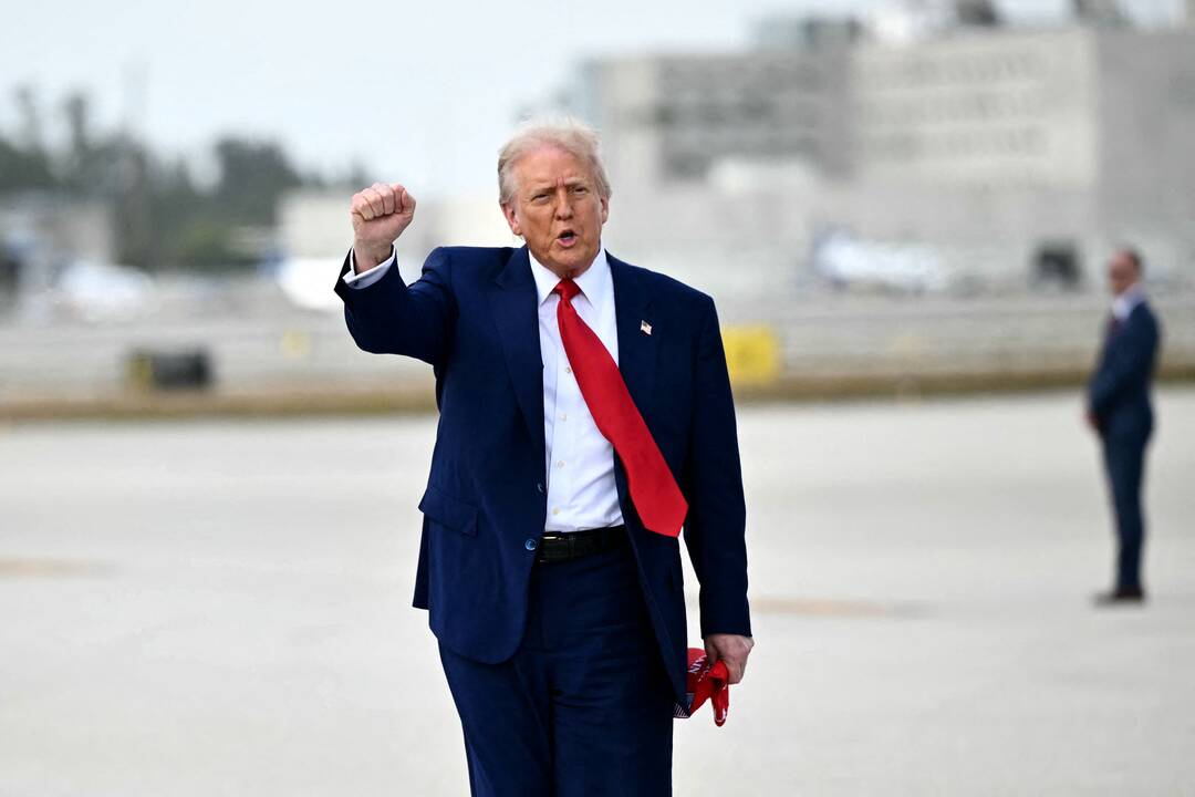 Trumpas užsiminė, kad yra pasirengęs derėtis dėl muitų
