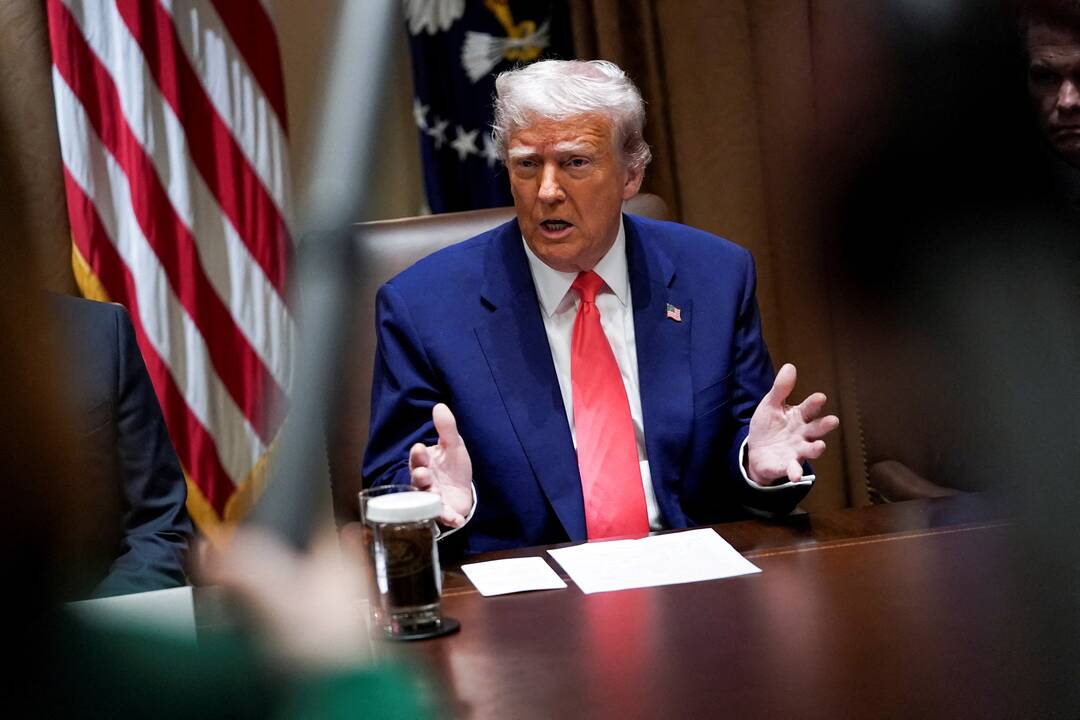 Akcijos ir doleris smunka, Trumpui pripažinus „gražios“ prekybos atakos kainą