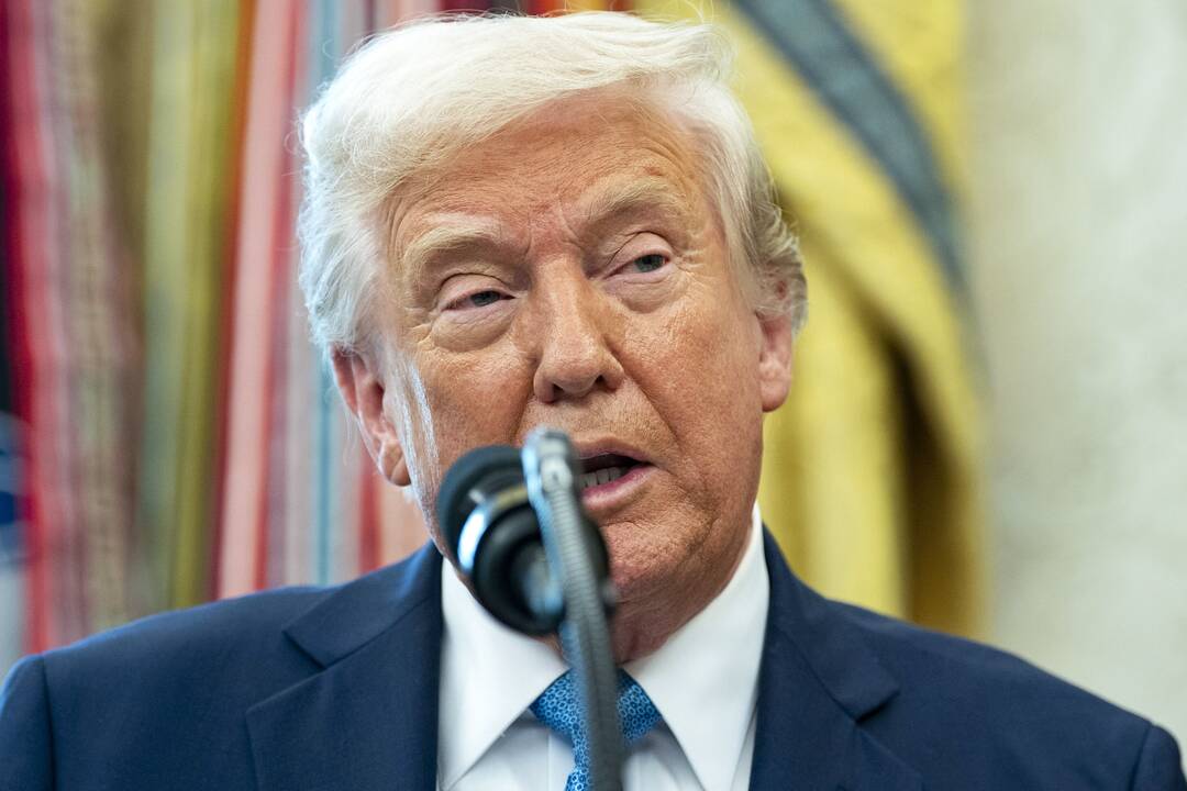 Trumpas užsimena apie mažinamus muitus Kinijai