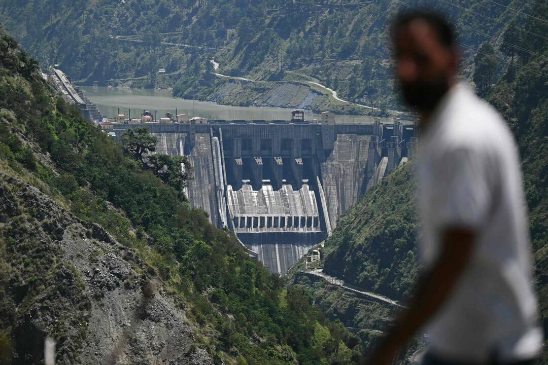 Nepaisant paliaubų, Indija neketina atnaujinti vandens tiekimo Pakistanui