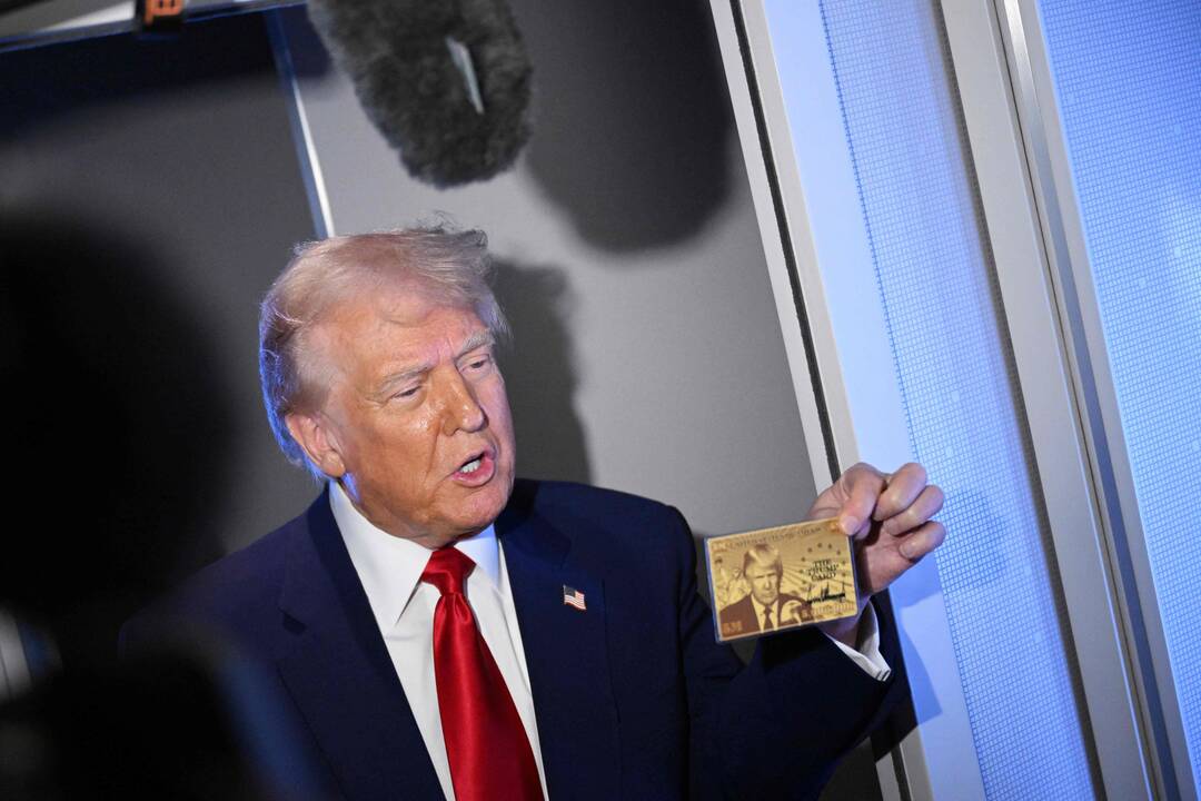Trumpas paskelbė apie galimybę gauti „auksinę“ JAV vizą