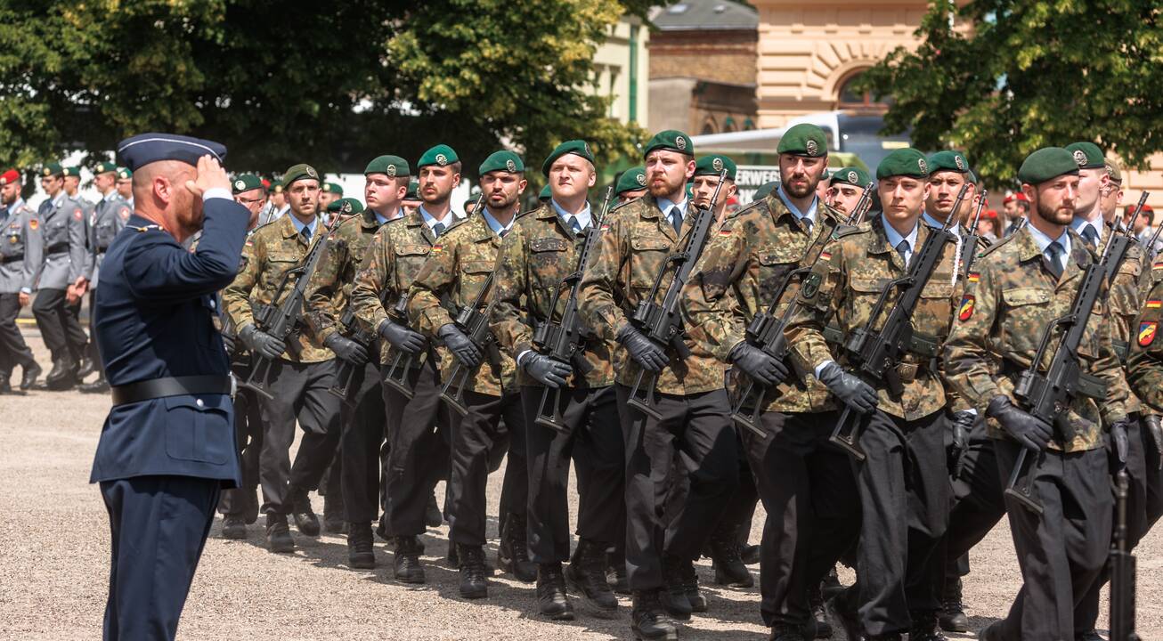 Apklausa: dauguma vokiečių remia NATO tikslą skirti gynybai 2 proc. šalies BVP