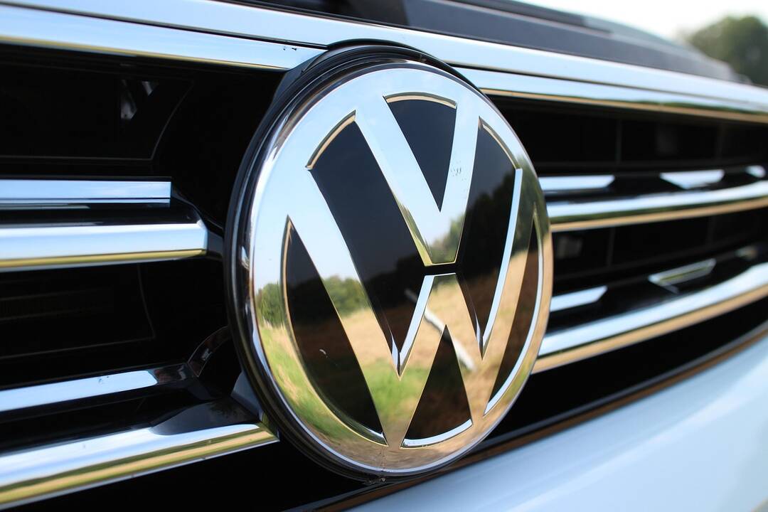 „Volkswagen“ stabdo automobilių tiekimą į JAV