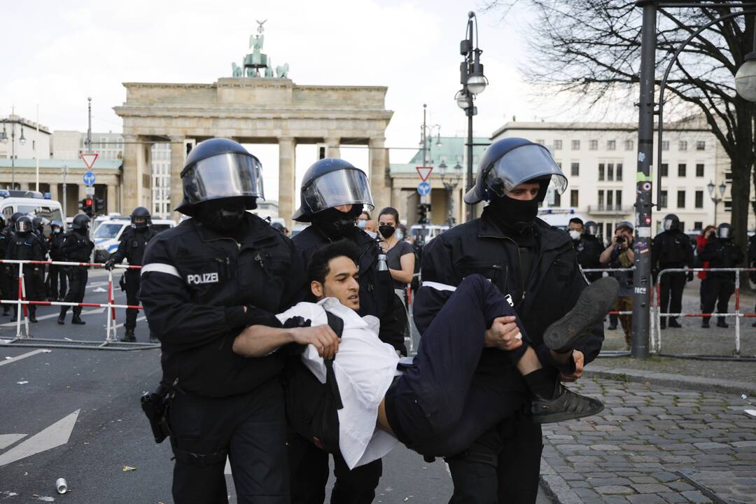 Berlyne panaudotos ašarinės dujos prieš protesto prieš viruso kontrolės įstatymą dalyvius