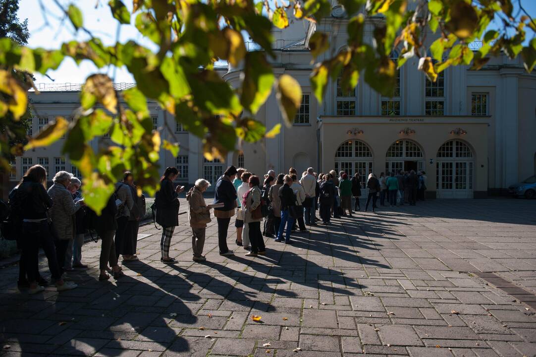 Eilės prie Kauno muzikinio teatro