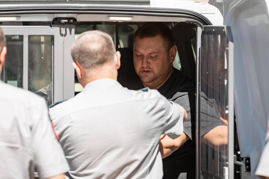 Įtariamieji turto prievartavimu atvežti į teismą