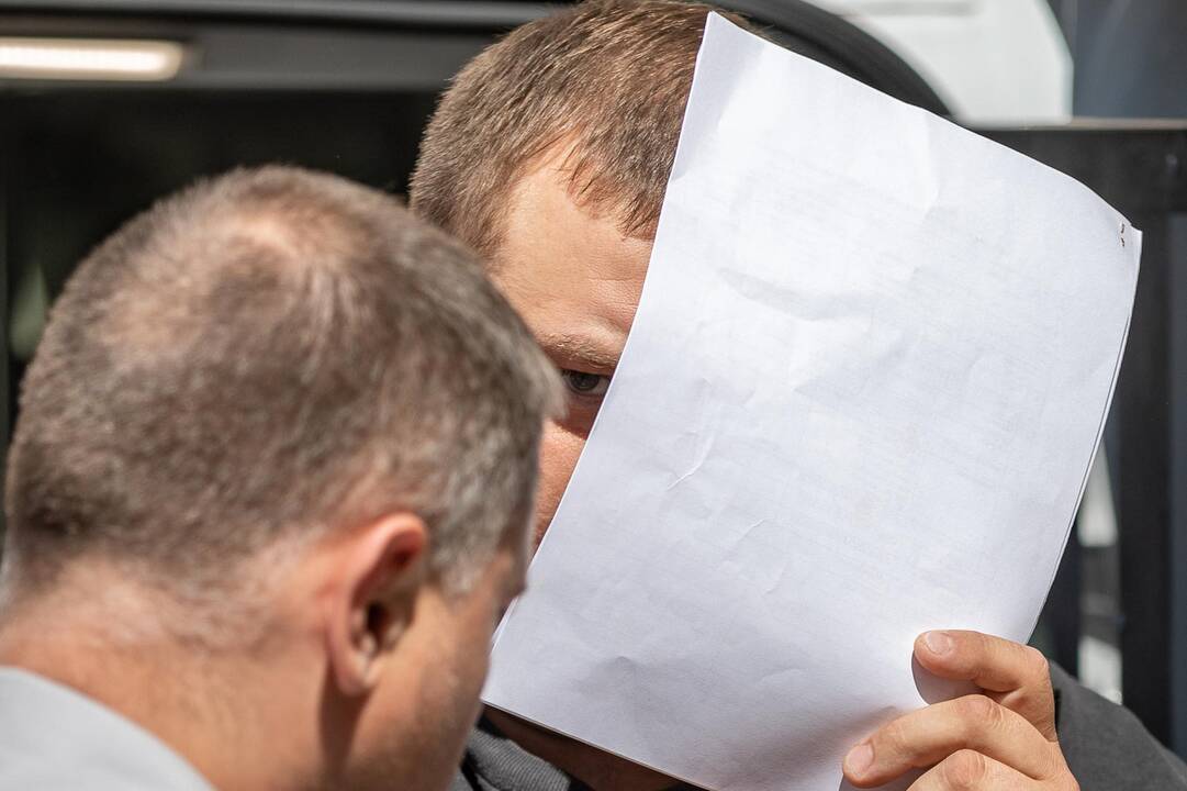 Įtariamieji turto prievartavimu atvežti į teismą