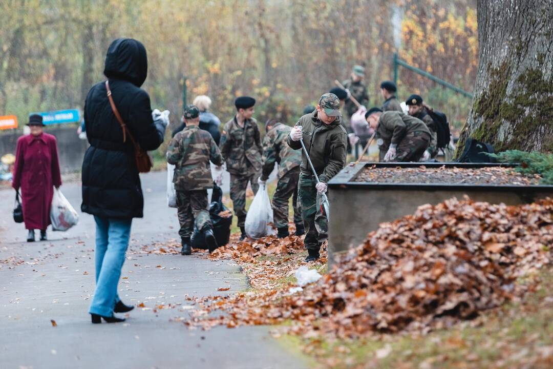 Savanoriai tvarkė neprižiūrimus kapus