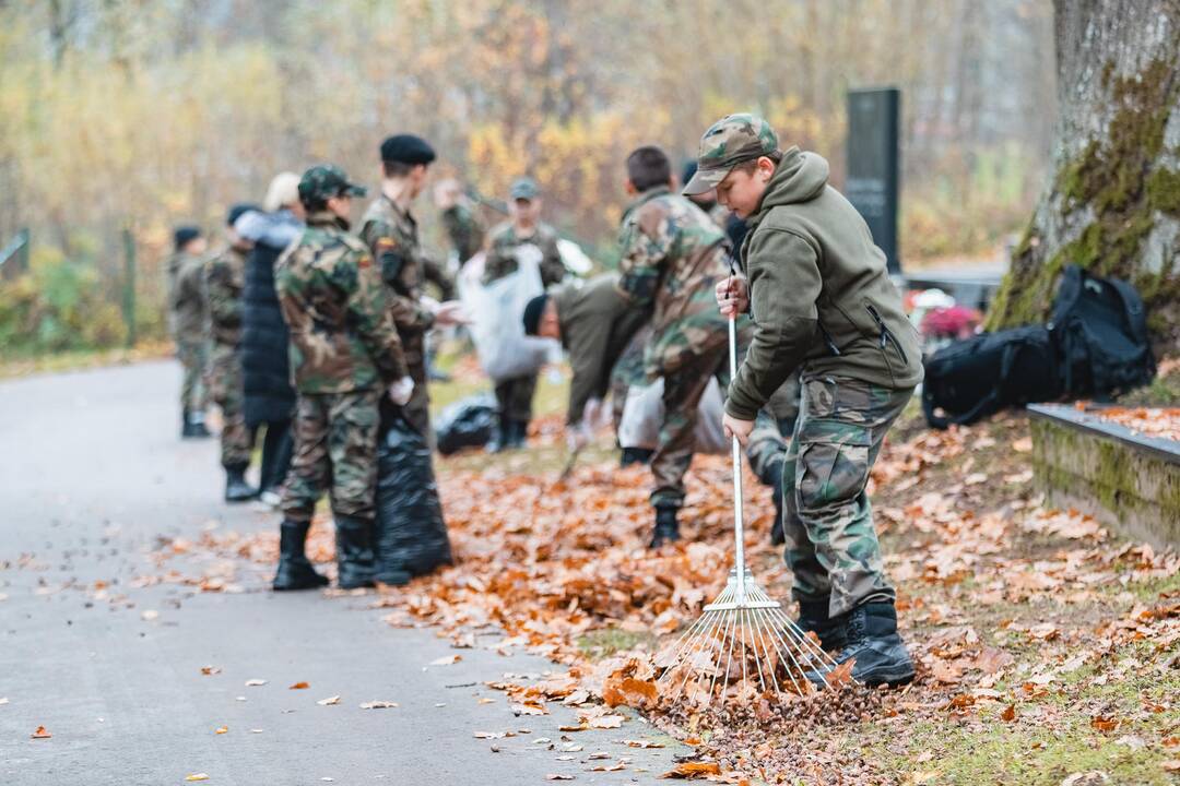 Savanoriai tvarkė neprižiūrimus kapus