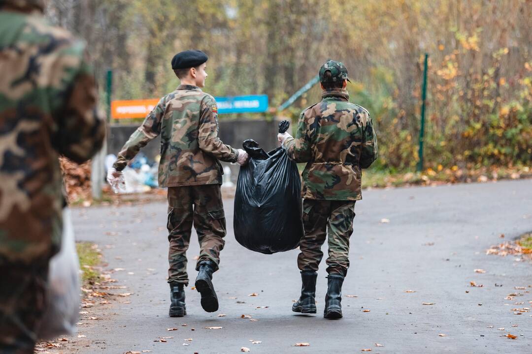 Savanoriai tvarkė neprižiūrimus kapus