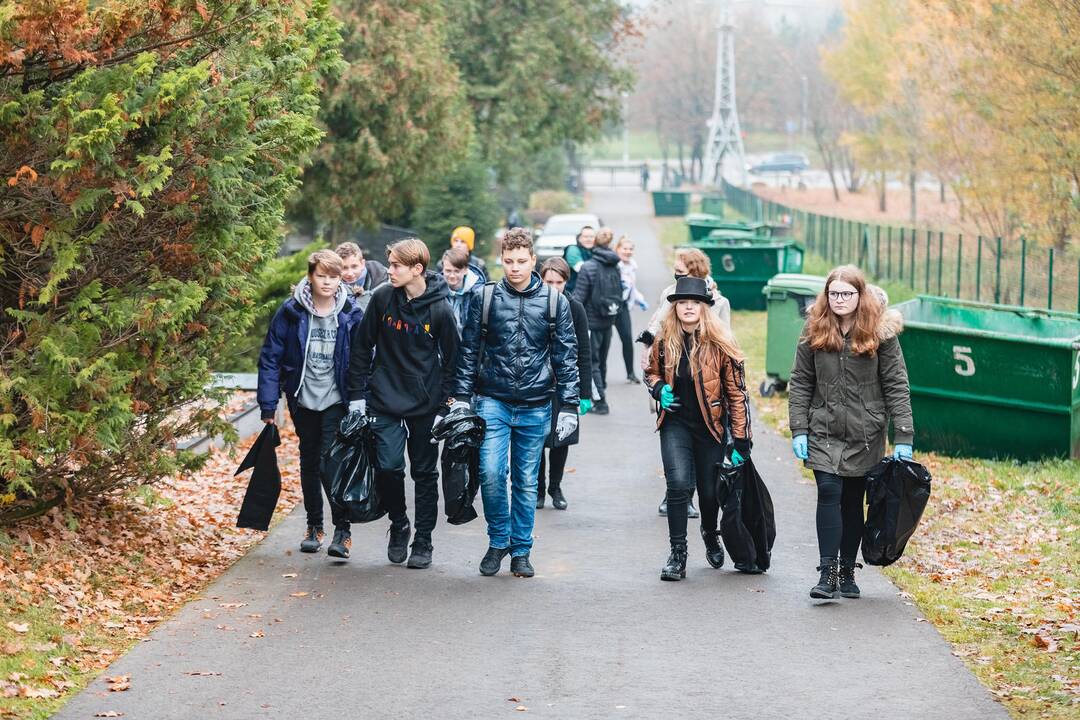 Savanoriai tvarkė neprižiūrimus kapus