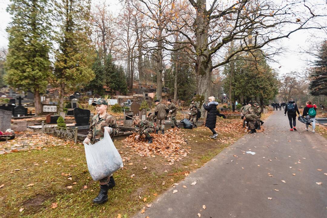 Savanoriai tvarkė neprižiūrimus kapus
